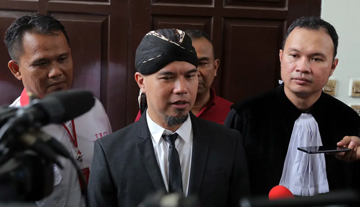 Dhani mengaku sebelum menghadiri sidang, ia mengaku lebih dulu mencari referensi untuk penampilannya. Dhani yang mulai sadar dengan penampilannya, merubahnya dengan tampil baru. (Deki Prayoga/Bintang.com)