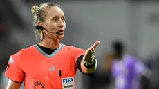 Wasit utama Tori Penso saat memimpin laga Grup H Piala Dunia Antarklub 2025 antara Al Ain melawan Juventus di Audi Field, Washington, Amerika Serikat, Kamis (19/06/2025). (AFP/Roberto Schmidt)