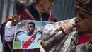Dukun Peru melakukan ritual prediksi menjelang leg kedua babak play-off kontra Selandia Baru, di Lima, Selasa (14/11). Peru dan Selandia Baru akan memperebutkan tiket Piala Dunia 2018 pada Kamis (16/11) di Estadio Nacional. (ERNESTO BENAVIDES/AFP)