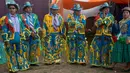 Sejumlah warga mengenakan kostum bersiap mengikuti karnaval Anata Andina (Andean karnaval) di Caquiaviri, Bolivia, Selasa (17/1). Karnaval tersebut dimeriahkan dengan penampilan musik seperti orkestra dan band. (AP Photo/Juan Karita)