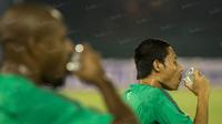 Gelandang timnas Indonesia, Evan Dimas, menghilangkan haus dengan minum air kemasan usai berlatih jelang laga ujicoba melawan Malaysia di Stadion Manahan, Solo, Jawa Tengah, Senin (5/9/2016). (Bola.com/Vitalis Yogi Trisna)