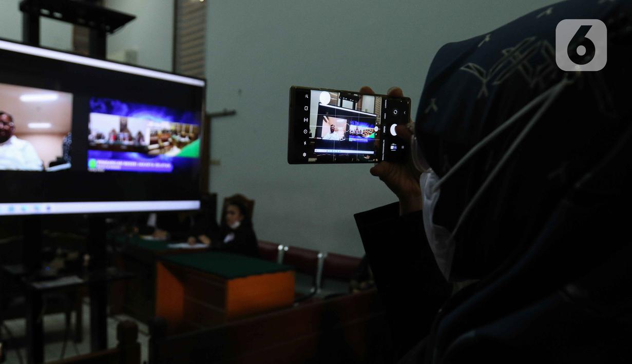 Wartawan mengabadikan sidang terdakwa mantan Presiden ACT Ahyudin secara virtual di Pengadilan Negeri Jakarta Selatan, Jakarta, Selasa (15/11/2022). Sidang tersebut beragendakan pembacaan dakwaan terkait perkara dugaan penggelapan dana bantuan Boeing oleh Aksi Cepat Tanggap (ACT) dengan terdakwa mantan Presiden ACT Ahyudin. (Liputan6.com/Herman Zakharia)
