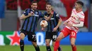 Bek Atalanta Davide Zappacosta (kiri) berebut bola dengan pemain depan RB Leipzig Andre Silva bersaing pada leg pertama perempatfinal Liga Europa di Red Bull Arena, Kamis (7/4/2022). Atalanta bermain imbang 1-1 dengan RB Leipzig. (Ronny HARTMANN / AFP)