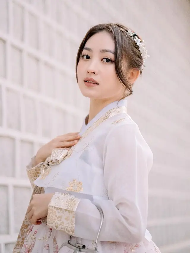 7 Pemotretan Natasha Wilona dan Bundanya yang Tampil Kompak Pakai Hanbok