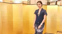 Yuki Kato, artis muda keturunan Jepang - Indonesia ini terlihat cantik saat mengenakan kebaya bewarna biru tua. (Liputan6.com/IG/yukikt)