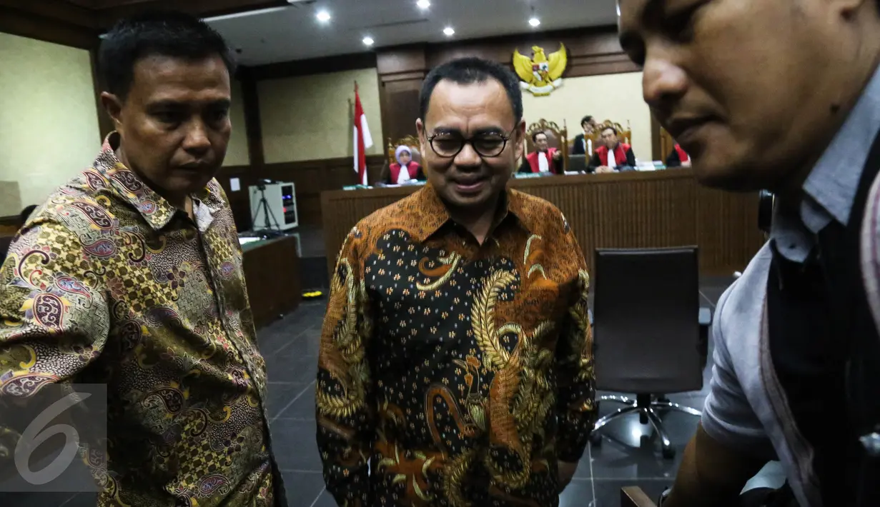 Menteri ESDM Sudirman Said berjalan keluar ruang sidang di Pengadilan Tipikor, Jakarta, Senin (4/4). Sudirman bersaksi untuk kasus suap proyek pembangunan listrik mikrohidro yang juga mantan anggota DPR, Dewie Yasin Limpo (Liputan6.com/Faizal Fanani)