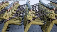 Tentara Korut berbaris dalam parade militer di Pyongyang, 15 April 2017 (AP Photo)