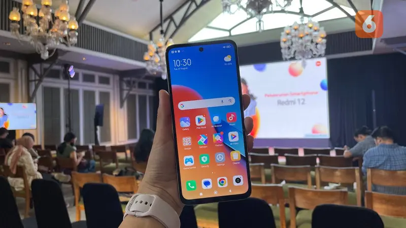 Handson Redmi 12, smartphone Rp 2 jutaan terbaru Xiaomi yang tawarkan desain mewah dan memori lega. (Liputan6.com/ Agustin Setyo Wardani).