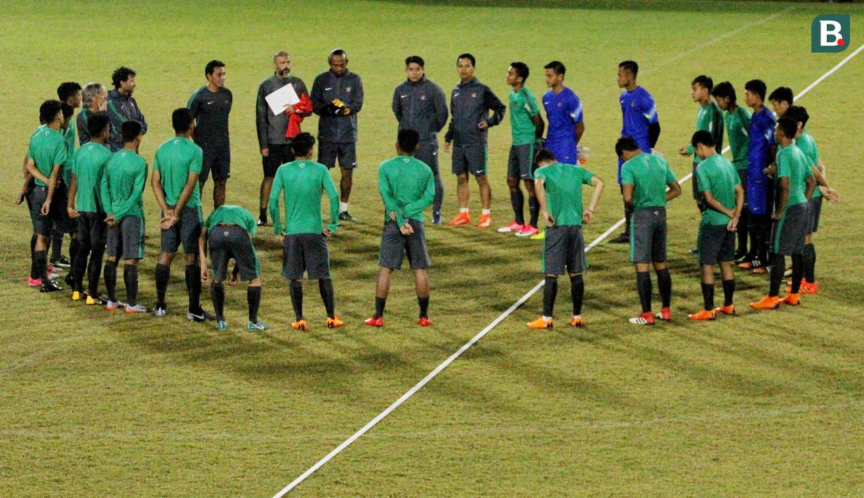 Pemain Timnas Indonesia U-19 saat latihan jelang laga persahabatan di Lapangan ABC Senayan, Jakarta, Kamis (22/3/2018). Indonesia akan berhadapan Timnas Jepang U-19. (Bola.com/Asprilla Dwi Adha)