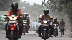 Akibat ketebalan debu yang beterbangan, jarak pandang antar kendaraan hanya sekitar 3 meter sehingga membahayakan pengguna jalan, Jakarta, Senin (24/11/2014). (Liputan6.com/Faizal Fanani)