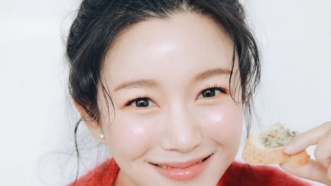 8 Pesona Cantik Calon Istri Lee Seung Gi, Lee Da In dengan Berbagai Gaya Rambut