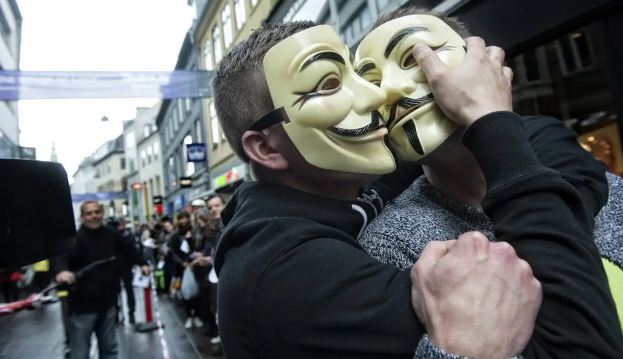 375 orang antri mengikuti kontes ciuman berantai di Kopenhagen, Denmark, Kamis (8/5/14). (AFP Photo/Scanpix Denmark)
