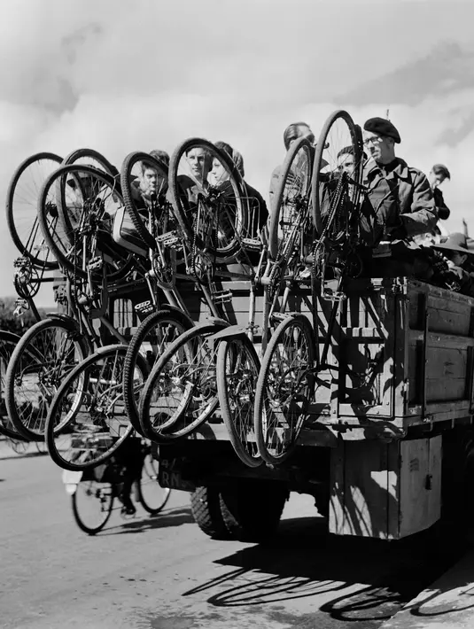 Warga Paris membawa barang-barang dan sepeda menggunakan van yang digunakan sebagai transportasi umum, pada Oktober 1944 di Paris, beberapa bulan setelah Pembebasan Paris, selama Perang Dunia Kedua. (AFP Photo)