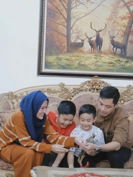 Sontak senyum lebar menghiasi wajah keempatnya. Si sulung Rendra pun lantas berteriak syukur "Alhamdulillah," ucapnya. [Foto: Instagram/ichasoebandono]