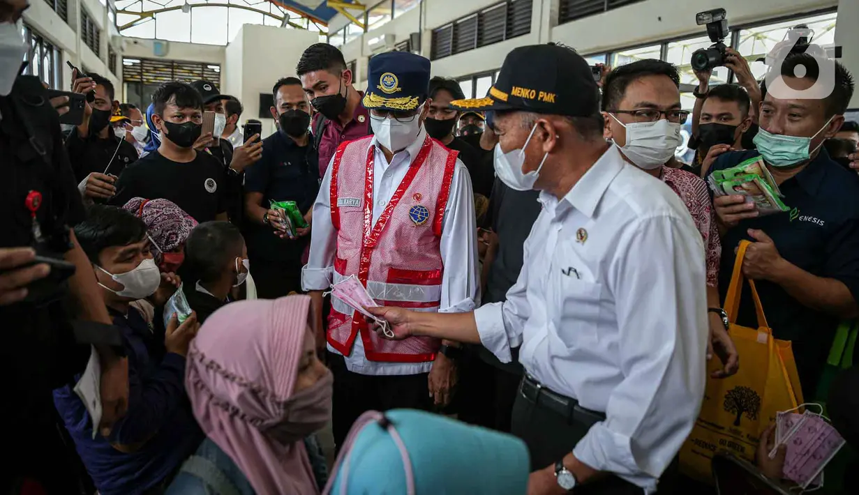 <p>Menko PMK Muhadjir Effendy (kanan) dan Menteri Perhubungan Budi Karya Sumadi membagikan masker kepada calon penumpang saat melepas Mudik Aman Mudik Sehat di Terminal Jatijajar, Depok, Jawa Barat, Kamis (28/4/2022). Enesis Group membuka posko mudik dan arus balik di beberapa titik di Pulau Jawa sejak 25 April hingga 8 Mei 2022 untuk memberikan kenyamanan dan keamanan bagi masyarakat. (Liputan6.com/Faizal Fanani)</p>