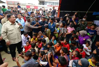 Presiden Prabowo Subianto saat meninjau Posko Pengungsian Masjid Besar Al Abrar, Takengon, Kabupaten Aceh Tengah, sebagaimana disiarkan di Youtube Sekretariat Presiden, Jumat (12/12/2025) (Biro Pers)