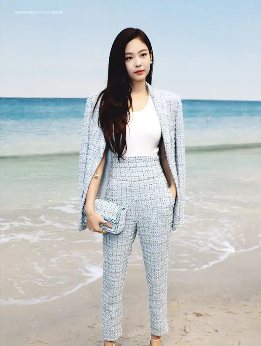 <p>Penampilan pertamanya di Paris Fashion Week adalah pada tahun 2018, di mana Jennie bersinar dalam setelan celana Chanel dengan tweed yang khas. (Foto: Koreaboo)</p>