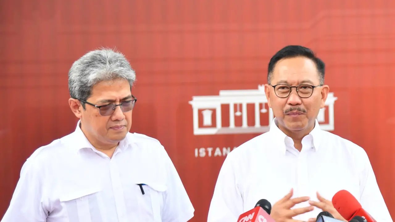 Kepala Badan Otorita Ibu Kota Nusantara (IKN) Bambang Susantono (kanan).