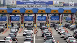 Sejumlah kendaraan antre di pintu tol Cibubur Utama, Jakarta, Rabu (6/9). PT Jasa Marga akan melakukan perubahan sistem transaksi jalan tol Jagorawi dari sistem terbuka dan tertutup menjadi sistem terbuka. (Liputan6.com/Helmi Fithriansyah)