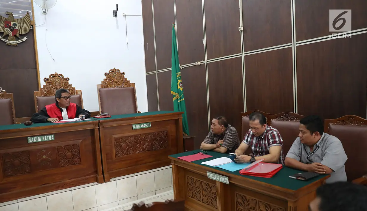 Manjelis hakim bertanya pada penasehat hukum Bareskrim Polri dalam sidang praperadilan yang dilayangkan pemilik kapal pesiar mewah Equanimity, Equanimity Cayman terhadap Bareskrim Polri di PN Jakarta Selatan, Senin (9/4). (Liputan6.com/Immanuel Antonius)