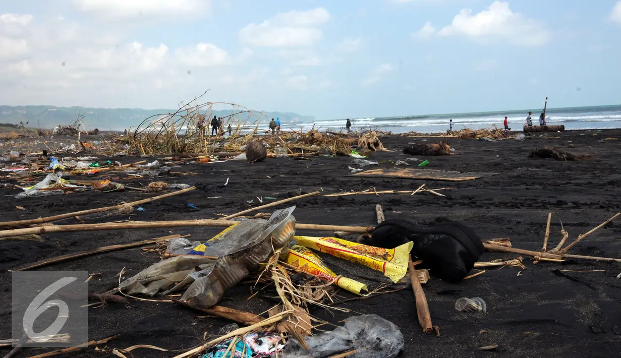 Tumpukan sampah plastik dan sisa tanaman terlihat di pinggir Pantai Depok, Bantul, Yogyakarta, Minggu (27/3/2016). Pantai Depok menjadi lokasi wisata alternatif di Daerah Istimewa Yogyakarta yang ramai dikunjungi. (Liputan6.com/Helmi Fithriansyah)