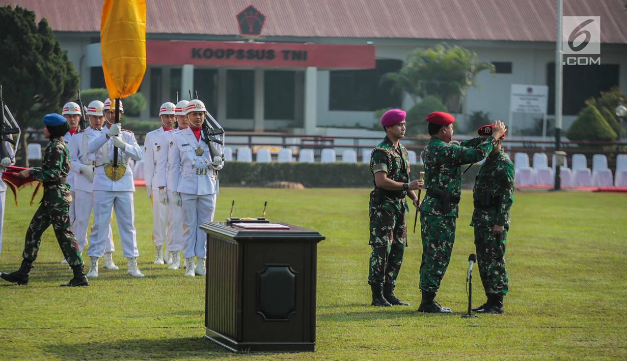 Panglima TNI Marsekal Hadi Tjahjanto (dua kanan) memasangkan baret kepada Brigjen TNI Rochadi saat melantiknya sebagai Komandan Koopssus TNI di Lapangan Markas Koopssus TNI, Mabes TNI, Jakarta, Selasa (30/7/2019). Koopssus TNI berasal dari matra darat, laut, dan udara. (Liputan6.com/Faizal Fanani)