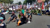 Puluhan ribu buruh pabrik kertas di Riau berunjuk rasa di depan rumah Gubernur Riau. Mereka menyuarakan kegundahan atas ancaman PHK. (Liputan6.com/M Syukur)