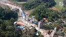 Foto udara antrean kendaraan pemudik saat melintasi tanjakan Jembatan Kali Kenteng di ruas tol fungsional Salatiga-Kartasura, Kab Semarang, Jateng, Selasa (12/6). Kepadatan terjadi karena jalan yang curam