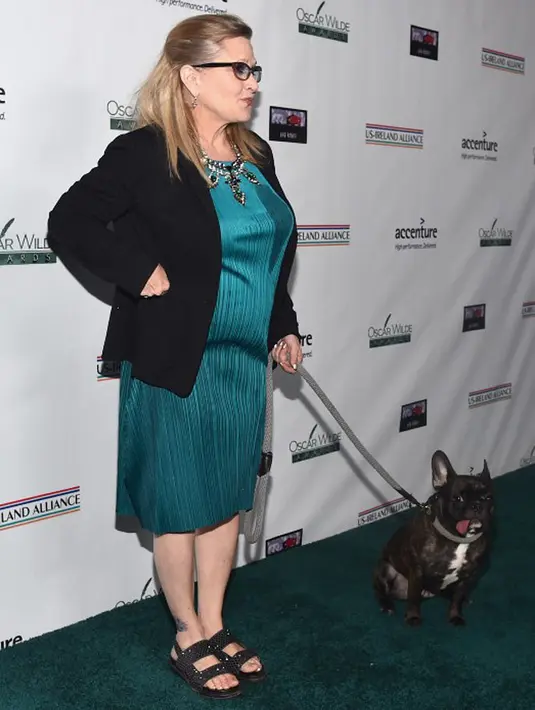 Di akun Twitternya itu, kesedihan Gary setelah ditinggal Carrie pun terungkap. Ia adalah seekor anjing yang beruntung karena selalu diajak berpergian oleh aktris papan atas menghadiri acara-acara terhormat. (AFP/Bintang.com)