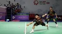 Pebulu tangkis ganda putra Indonesia, Sabar Karyaman Gutama/Moh Reza Pahlevi Isfahani saat bertanding melawan pasangan Korea Selatan, Kang Min Hyuk/Seo Seung Jae dalam babak 32 Besar Turnamen Bulu Tangkis East Ventures Indonesia Open 2022 di Istora Senayan, Jakarta, Selasa (14/6/2022). Sabar/Reza kalah dua game langsung 13-21, 11-21. (Bola.com/Bagaskara Lazuardi)