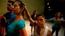 Para penari berlatih sebelum tampil dalam produksi tari kontemporer Ubuntu, di Teresa Carreno Theatre, Venezuela,  4 Desember 2018. AM Danza bekerja dengan 50 pemuda yang mengejar hasrat mereka untuk berdansa meskipun ada keterbatasan. (AP/Fernando Llano)