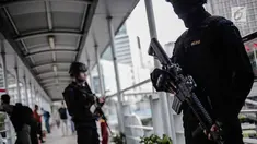 Dua anggota Brimob bersenjata lengkap berjaga di JPO kawasan Bunderan HI, Jakarta, Jumat (11/5). Penjagaan tersebut dilakukan untuk antisipasi kegiatan Aksi 115 Pembebasan Baitul Maqdis yang berpusat di Monas. (Liputan6.com/Faizal Fanani)
