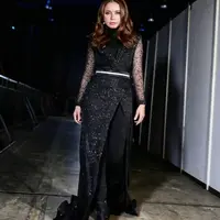 Rossa juga pernah menggunakan busana serba hitam. Meski begitu, penampilan Rossa dengan busana serba hitam tetap memukau. (Liputan6.com/IG/@itsrossa910)