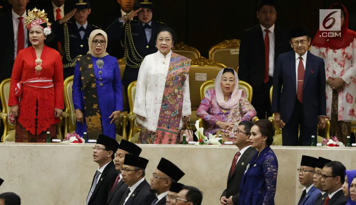Ibu Negara, Iriana Joko Widodo bersama Istri Wakil Presiden RI Jusuf Kalla, Mufidah Kalla dan Presiden kelima RI Megawati Soekarnoputri pada Sidang Tahunan MPR di kompleks Parlemen, Senayan, Jakarta, Rabu (16/8). (Liputan6.com/Johan Tallo)