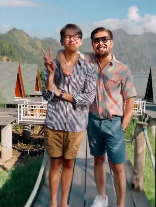 Sebelum terjun di dunia akting, Brandon mengawali sebagai gitaris dan juga pencipta lagu. Pada tahun 2008 atau saat usia sekitar 12 tahun, ia bergabung dengan grup Lights ON. Namun, baru tahun 2013, Brandon terjun ke  industri musik secara profesional, dengan dikontrak oleh Hits Records. [Instagram/ferrysal1m]