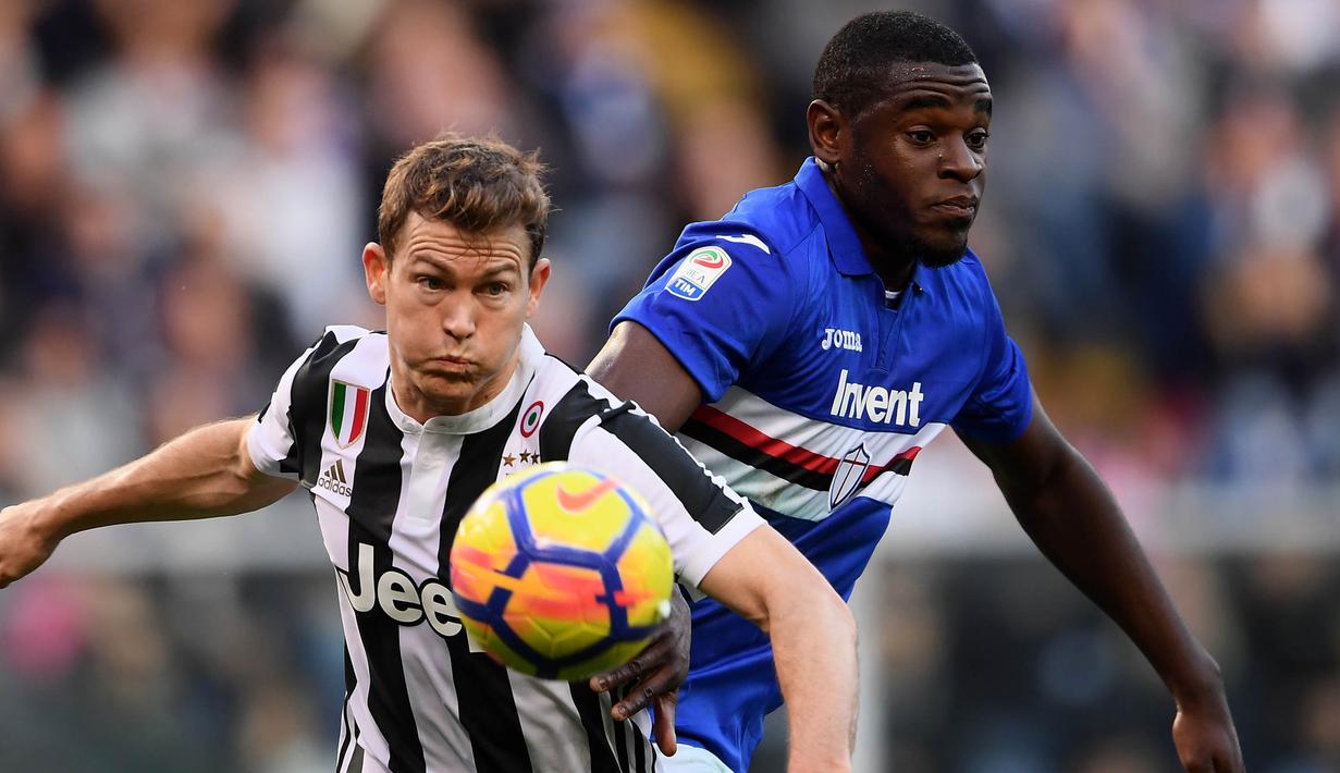 Bek Juventus, Stephan Lichtsteiner, berebut bola dengan striker Sampdoria, Duvan Zapata, pada laga Serie A Italia di Stadion Luigi Ferraris, Genoa, Minggu (19/11/2017). Sampdoria menang 3-2 atas Juventus. (AFP/Marco Bertorello)