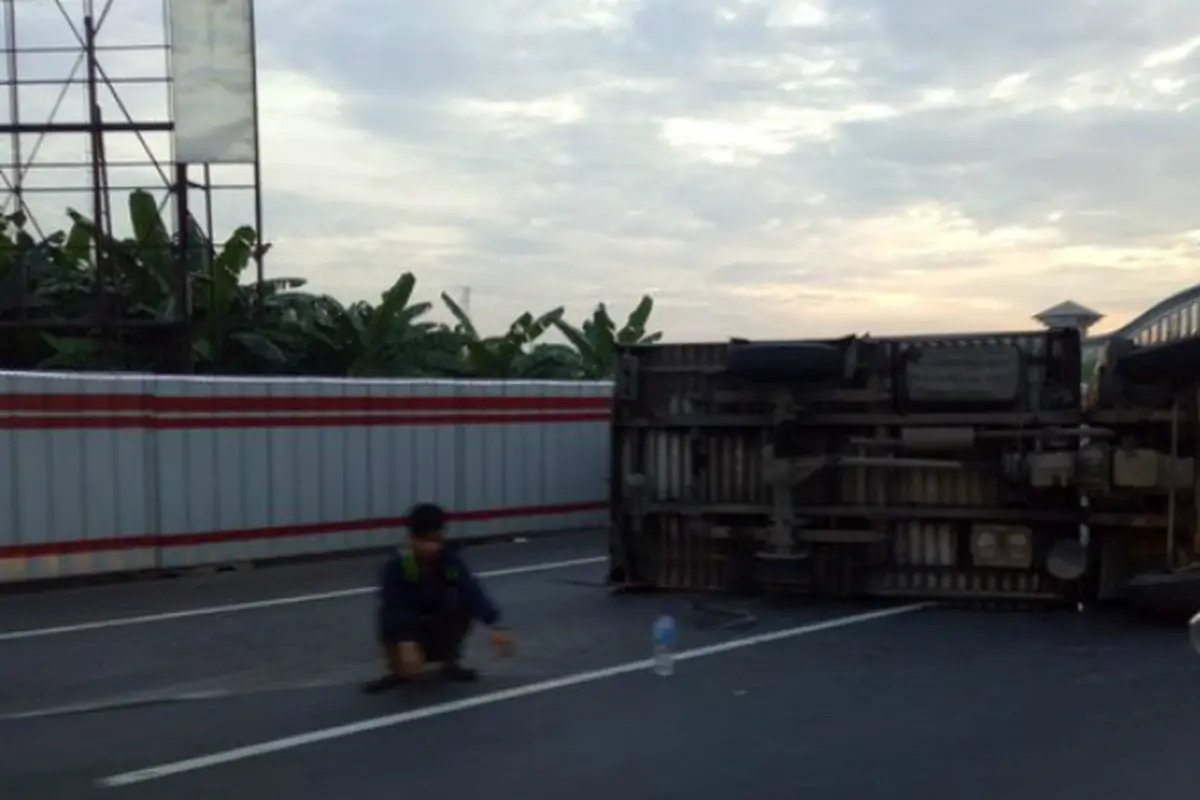 Truk terbalik 