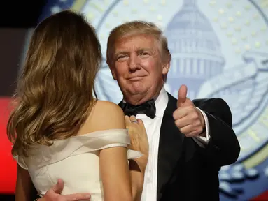  Presiden AS yang baru, Donald Trump menyapa awak media saat berdansa dengan sang istri, Melania Trump dalam acara perayaan peresmian Donald Trump menjadi Presiden AS yang ke-45 di Liberty Ball, di Washington, AS, (20/1). (AP Photo/Alex Brandon)