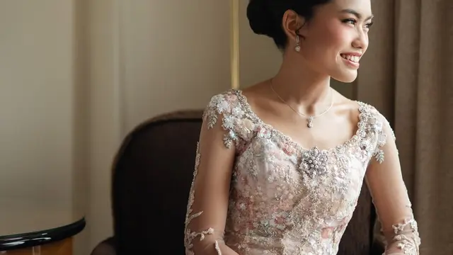 Model Kebaya yang Dipakai Namira Adjani saat Lamaran (credit: instagram/arohali/namiradjani)