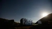 Bintang dan garis-garis meteor (dekat garis cakrawala) terlihat di balik batu nisan abad pertengahan di gunung Bjelasniaca, Bosnia (11/8). Fenomena hujan meteor Perseid terjadi setiap tahun mulai dari Juli sampai akhir Agustus. (AP Photo/Amel Emric)