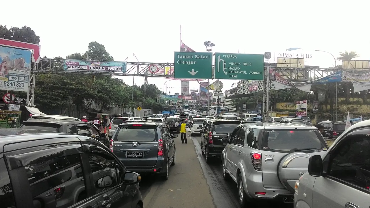 Puncak Padat Siang Ini, Jalur Alternatif Rawan Pungli