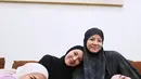 Menyenangkan rasanya jika punya bestie yang sepikiran. Mungkin ini yang ada di benak Natasha Rizky, Ratna Galih, Dian Ayu Lestari, dan Nina Zatulini. [@ninazatulini22]