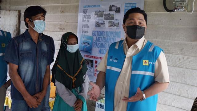 Menteri BUMN Erick Thohir meresmikan penyalaan listrik dalam bantuan penyambungan listrik tanpa biaya untuk 500 rumah tangga di Palembang