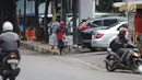 Pedagang berjalan di trotoar kawasan Kemang, Jakarta, Kamis (21/2). Trotoar di Kemang, Jakarta Selatan akan dibangun lebih lebar sehingga ramah pejalan kaki.  (Liputan6.com/Herman Zakharia)