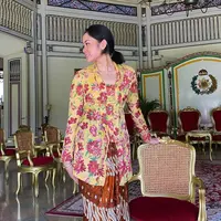 Memiliki garis keturunan pahlawan dan darah biru, tak heran jika Rania dalam kesehariannya sering memakai kebaya dan kain batik. Meski memakai busana tradisional, ia tetap terlihat modis. Rania juga kerap memakai riasan natural yang membuat aura putri Solo makin terpancar. (Liputan6.com/IG/@raniaayamin)