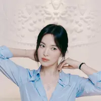 Kalau Song Hye Kyo tak lagi perlu ditanya ya, Sahabat FIMELA. Waktu justru terlihat mundur untuk tampilannya yang semakin muda, seiring berjalannya waktu. Perempuan yang akan berusia 40 tahun ini, selalu sukses tampil bak remaja! Foto: Instagram.