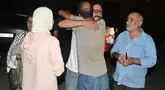Omar Radi, seorang jurnalis dan aktivis dipeluk oleh anggota keluarganya saat dibebaskan dari penjara di Tifelt, Maroko, Senin (29/7/2024). (AP Photo)
