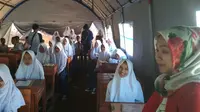 Pembangunan kelas baru bagi siswa SMA 30 Garut itu justru menimbulkan pro kontra baru. (Liputan6.com/Jayadi Supriadin)