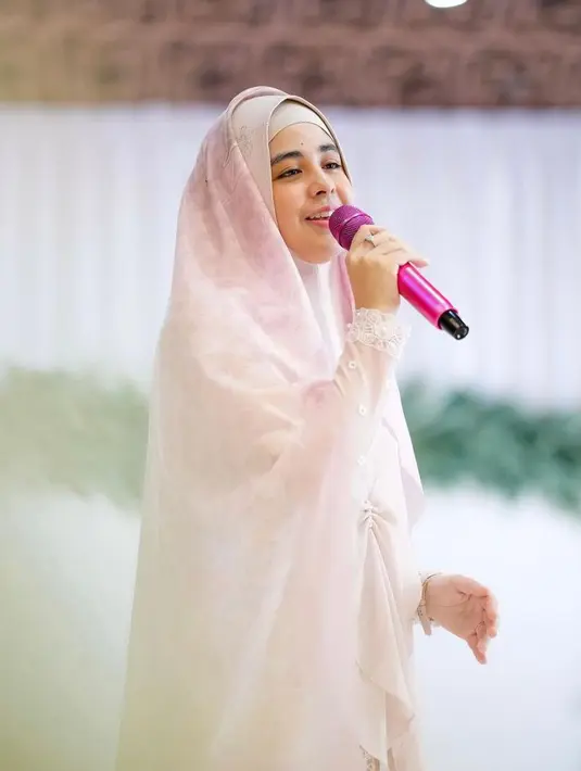 <p>Setelah menjadi single parent, Risty Tagor fokus utamanya adalah membesarkan ketiga anaknya. Dan menanamkan pendidikan agama untuk anak-anaknya. [Instagram/ristytagor]</p>