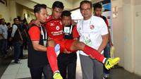 Winger Semen Padang, Irsyad Maulana, digendong oleh ofisial tim setelah laga melawan Persib Bandung di Stadion Si Jalak Harupat, Kabupaten Soreang, Minggu (10/9/2017). (Bola.com/Arya Sikumbang)